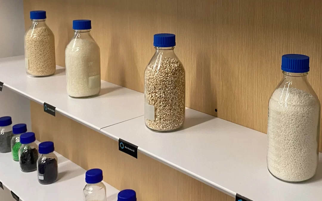 Lo que deberías saber sobre los bioplásticos: la biodegradación y los materiales biobasados en la industria del empaque